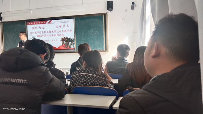 教師培訓現(xiàn)場1_副本.jpg