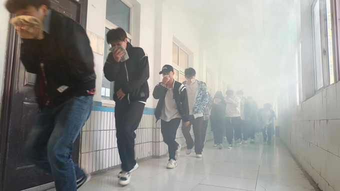 學生逃生5較好_副本.jpg